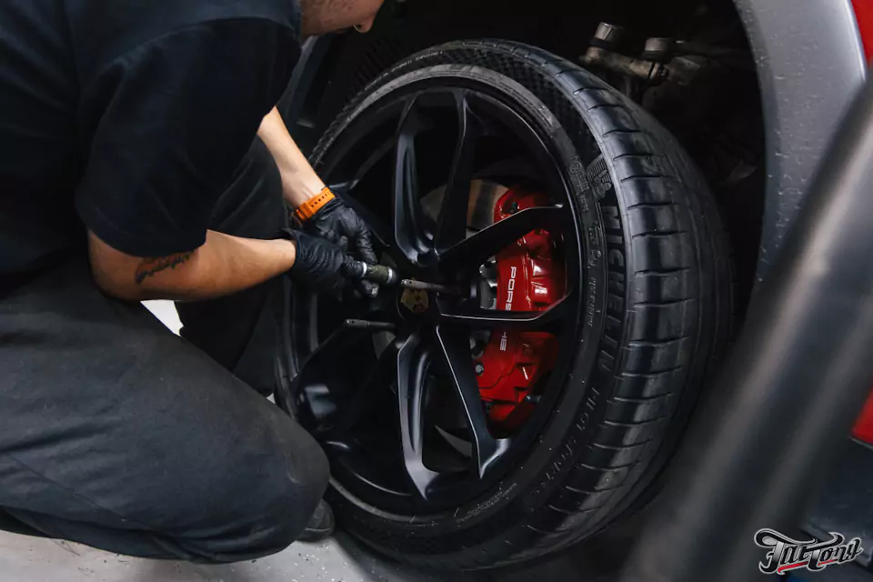 Правка диска и фирменный шиномонтаж на стендах Hunter для Porsche Cayenne GTS